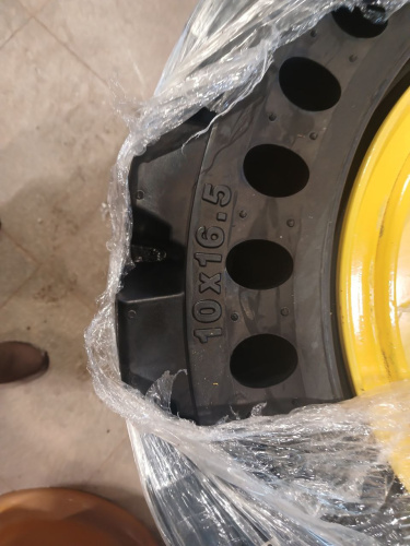 10-16.5 (30x10-16) L2(R4) Solid Ultrapower Шина цельнолитая в сборе с диском 