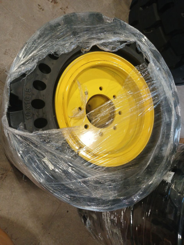 10-16.5 (30x10-16) L2(R4) Solid Ultrapower Шина цельнолитая в сборе с диском 